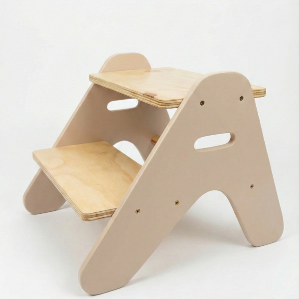 Escalerita multiusos para niños de madera natural y color crema con dos peldaños y asas laterales, sobre fondo blanco.